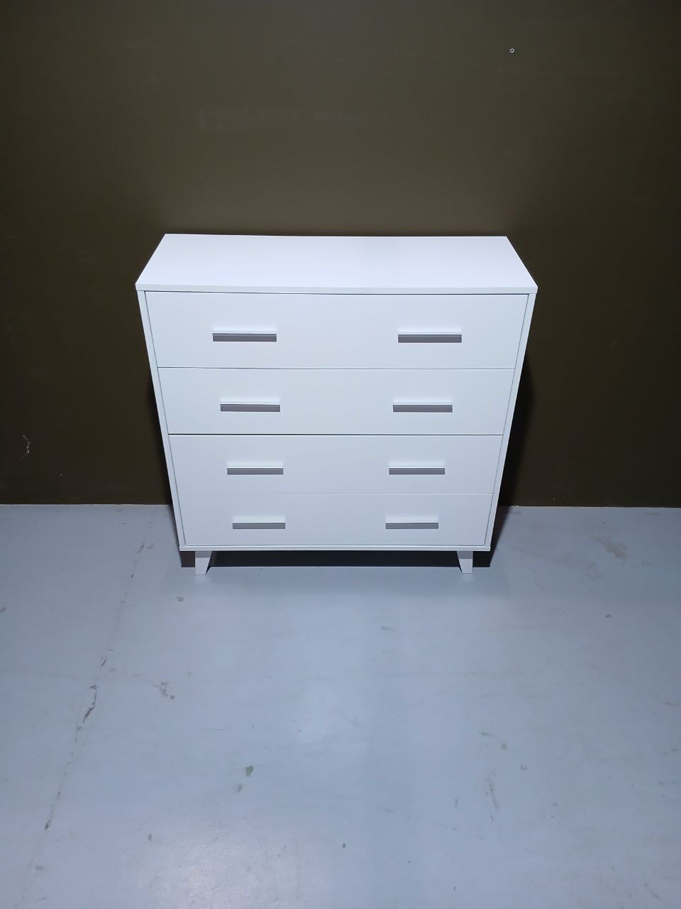 Cómoda 4 cajones con patas